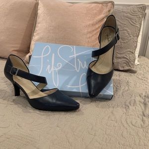 Life Stride navy heels